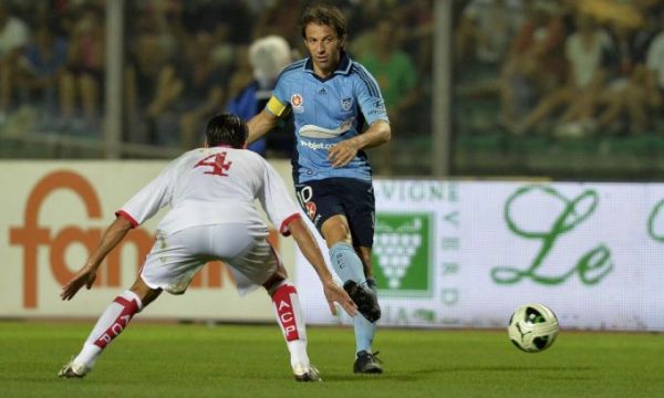  里尔球迷横幅致敬传奇，功勋队长重返球场  